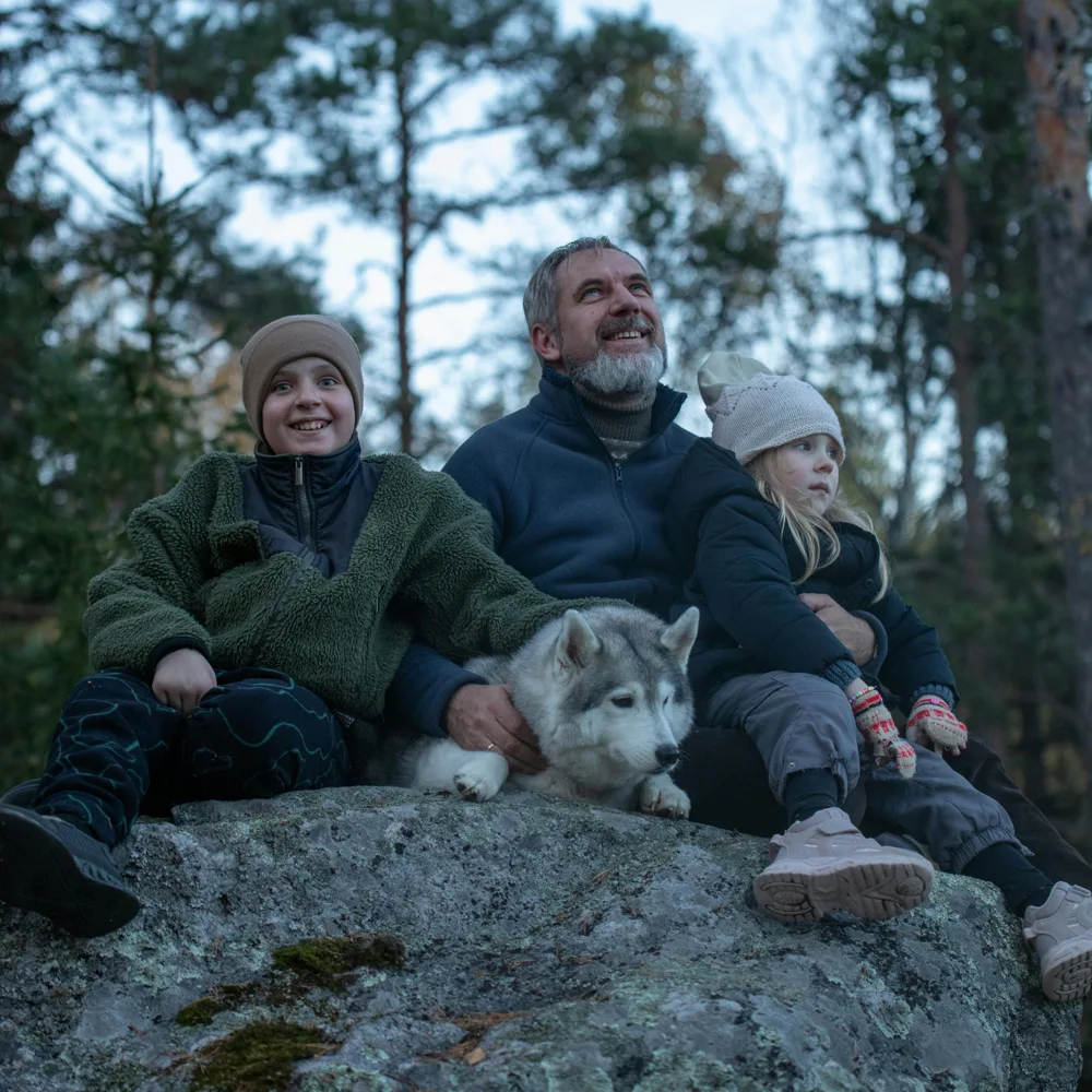 Familie som deler et måltid